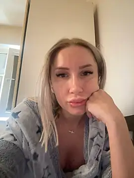 Snapshot of LexxiLow chatting on February 18, 8:49 am LexxiLow online show from February 18, 8:49 am