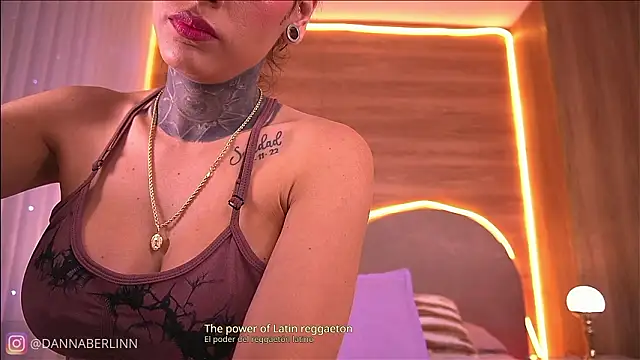 Snapshot of danna_berlin_ chatting on February 6, 7:28 pm danna berlin online show from February 6, 7:28 pm