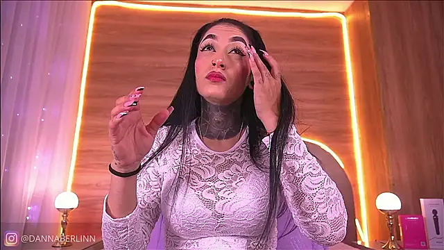 Snapshot of danna_berlin_ chatting on February 7, 7:17 pm danna berlin online show from February 7, 7:17 pm