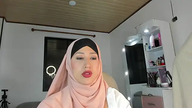 adila anich online show from October 31, 2:45 am