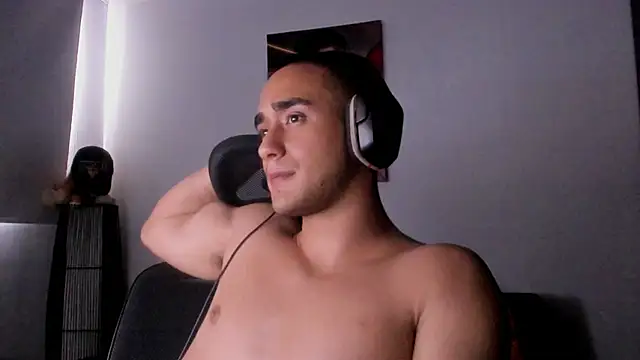 Snapshot of AlexRivera6 chatting on December 19, 10:10 pm AlexRivera6 online show from December 19, 10:10 pm