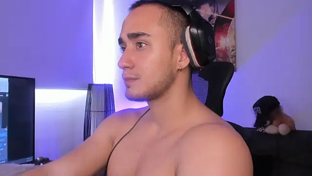 Snapshot of AlexRivera6 chatting on December 25, 6:52 pm AlexRivera6 online show from December 25, 6:52 pm