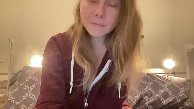 Snapshot of SweetLucy96 chatting on December 19, 5:40 pm SweetLucy96 online show from December 19, 5:40 pm