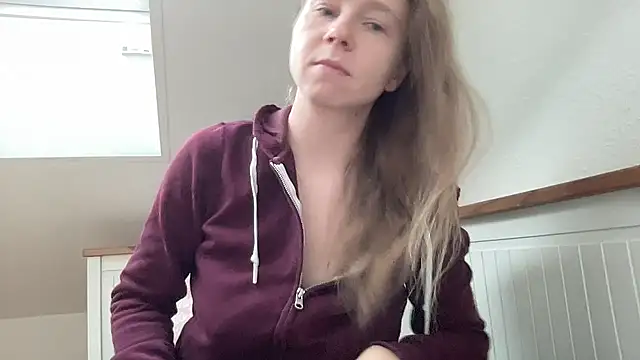 Snapshot of SweetLucy96 chatting on December 22, 9:11 am SweetLucy96 online show from December 22, 9:11 am