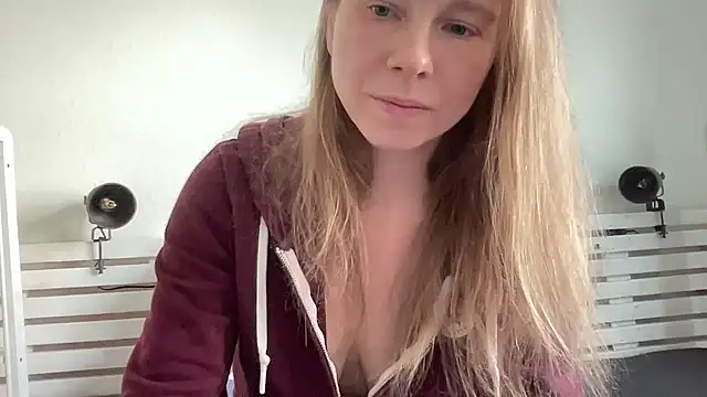 Snapshot of SweetLucy96 chatting on December 24, 9:28 am SweetLucy96 online show from December 24, 9:28 am