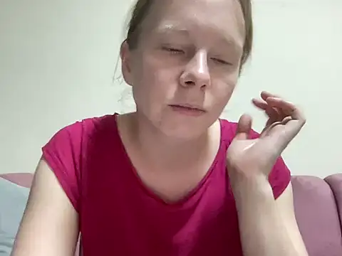 Snapshot of SweetLucy96 chatting on October 25, 10:23 am SweetLucy96 online show from October 25, 10:23 am