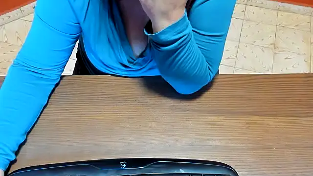 NikkiHolland online show from October 30, 7:54 am