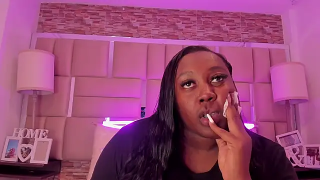 ShaniaBrownn online show from February 3, 8:03 pm