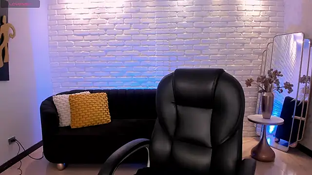 ToriCrossX online show from March 6, 1:03 pm