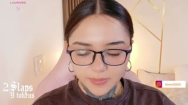 Snapshot of kim_blake chatting on February 4, 12:11 pm kim blake online show from February 4, 12:11 pm