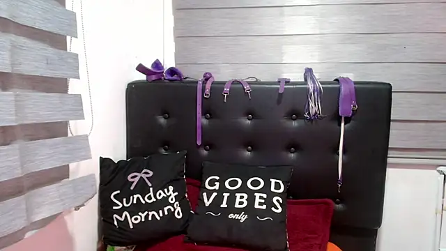 Snapshot of VIOLETTA-HOT chatting on March 4, 10:24 am VIOLETTA-HOT online show from March 4, 10:24 am