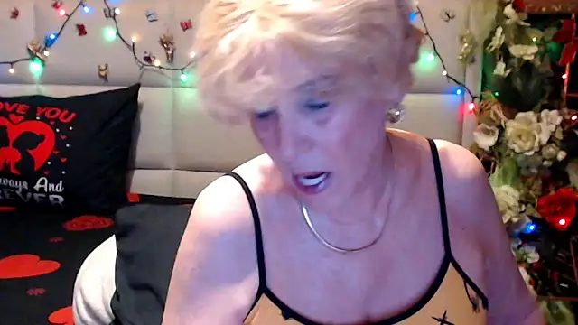 Snapshot of HappyWomanOn chatting on June 17, 6:49 am HappyWomanOn online show from June 17, 6:49 am