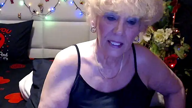 Snapshot of HappyWomanOn chatting on June 18, 9:09 am HappyWomanOn online show from June 18, 9:09 am