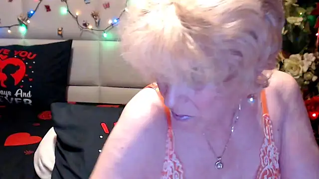 Snapshot of HappyWomanOn chatting on June 20, 9:34 am HappyWomanOn online show from June 20, 9:34 am