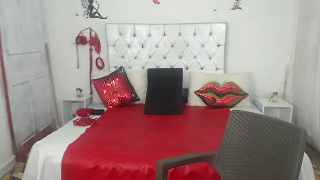 Snapshot of Sweetbigcatt chatting on April 12, 4:50 am Sweetbigcatt online show from April 12, 4:50 am