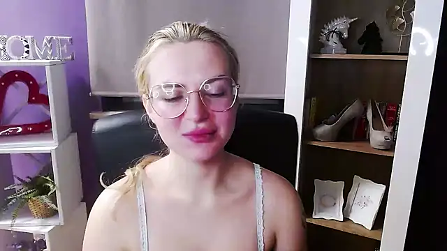 Zoey Erotic online show from February 9, 5:44 am