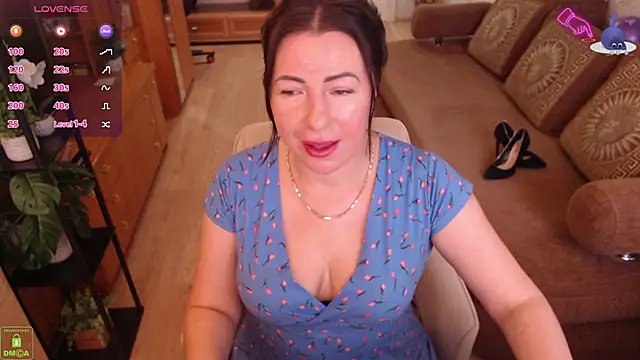 Snapshot of LauraClarck chatting on May 3, 7:47 am LauraClarck online show from May 3, 7:47 am