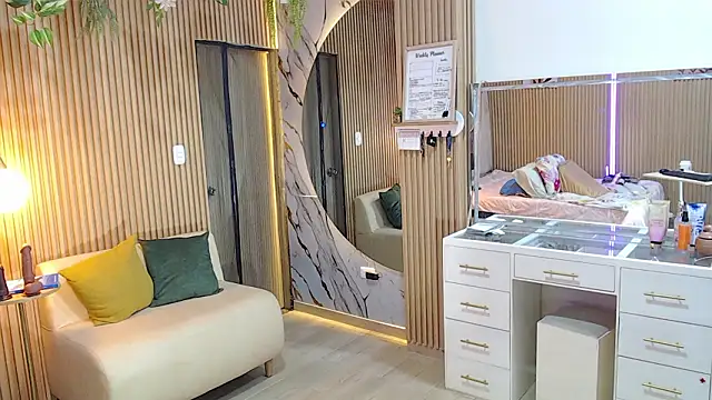 deepieredandwett online show from February 12, 8:09 am