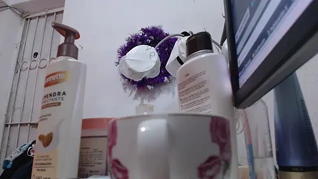 Snapshot of heyline_milf chatting on April 26, 3:10 pm heyline milf online show from April 26, 3:10 pm