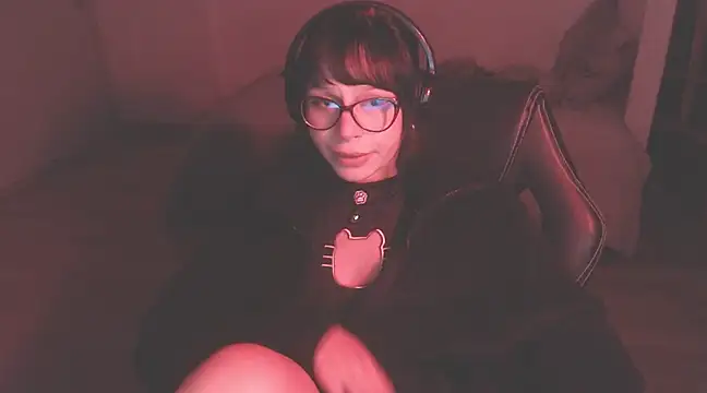 Snapshot of modjo_ chatting on December 13, 8:09 am modjo online show from December 13, 8:09 am