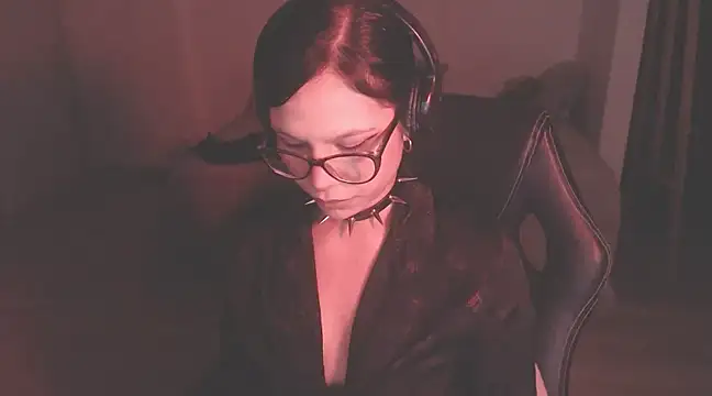 Snapshot of modjo_ chatting on December 15, 7:46 am modjo online show from December 15, 7:46 am