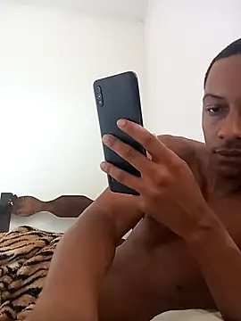 Snapshot of Pretinhoo25 chatting on February 24, 2:48 pm Pretinhoo25 online show from February 24, 2:48 pm