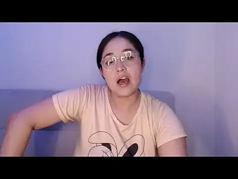 Snapshot of YummymeowW chatting on May 17, 3:37 am YummymeowW online show from May 17, 3:37 am