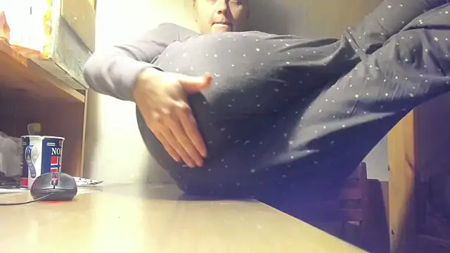 Snapshot of FrumCake chatting on December 2, 1:47 am FrumCake online show from December 2, 1:47 am