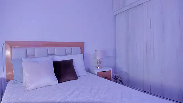 mia hank online show from April 7, 11:43 am