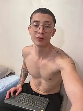Snapshot of sebas_1122 chatting on May 24, 10:37 pm sebas 1122 online show from May 24, 10:37 pm