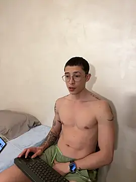 Snapshot of sebas_1122 chatting on May 26, 7:32 pm sebas 1122 online show from May 26, 7:32 pm