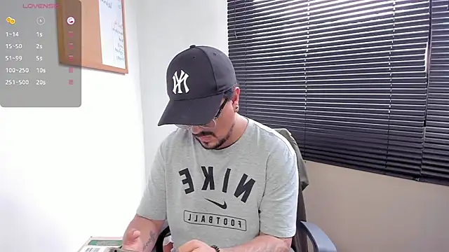 Snapshot of DaviidEvans_ chatting on December 2, 5:26 pm DaviidEvans online show from December 2, 5:26 pm