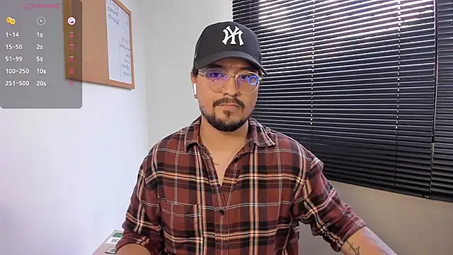 Snapshot of DaviidEvans_ chatting on December 7, 6:37 pm DaviidEvans online show from December 7, 6:37 pm