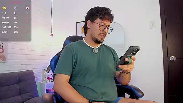 Snapshot of DaviidEvans_ chatting on December 20, 4:30 am DaviidEvans online show from December 20, 4:30 am