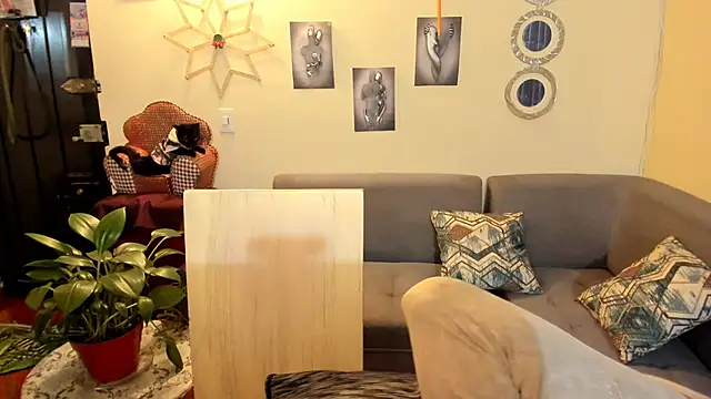 Snapshot of emma_luxy chatting on February 21, 4:18 am emma luxy online show from February 21, 4:18 am