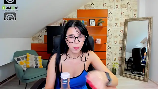 Snapshot of EmillyTaylor chatting on January 8, 7:13 am EmillyTaylor online show from January 8, 7:13 am
