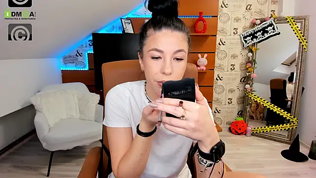 EmillyTaylor online show from October 29, 4:37 am