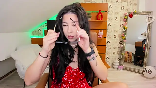 EmillyTaylor online show from December 4, 4:44 am