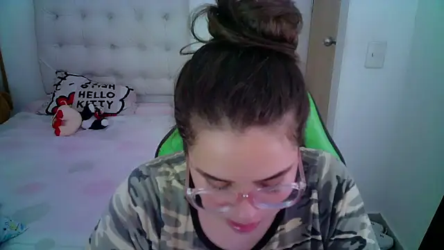 Snapshot of _alicia_z chatting on December 5, 7:49 pm alicia z online show from December 5, 7:49 pm