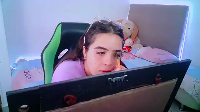 Snapshot of _alicia_z chatting on January 28, 6:17 pm alicia z online show from January 28, 6:17 pm