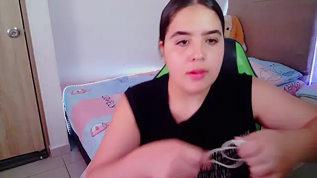 Snapshot of _alicia_z chatting on February 6, 5:51 pm alicia z online show from February 6, 5:51 pm