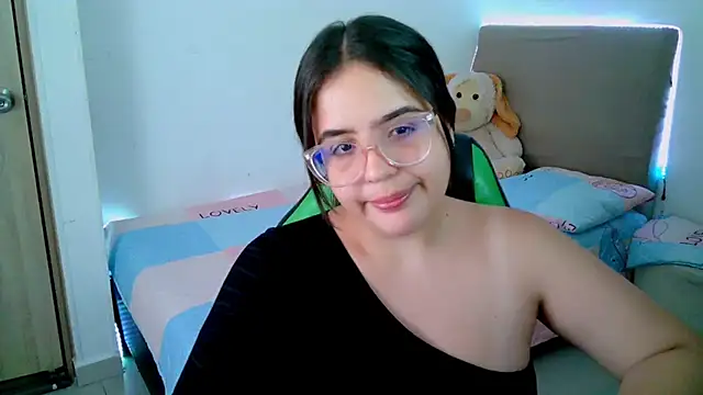 Snapshot of _alicia_z chatting on February 15, 8:43 pm alicia z online show from February 15, 8:43 pm