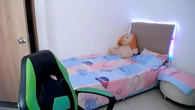 Snapshot of _alicia_z chatting on February 25, 11:44 pm alicia z online show from February 25, 11:44 pm