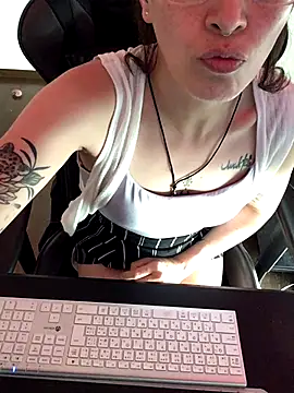 Snapshot of YumieCp chatting on October 9, 2:42 am YumieCp online show from October 9, 2:42 am