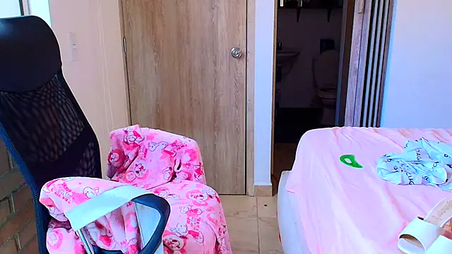 sara2520 online show from December 13, 8:58 pm