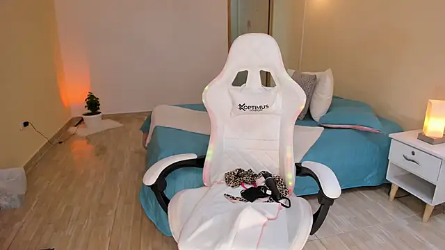 carleee winter online show from March 8, 4:01 am