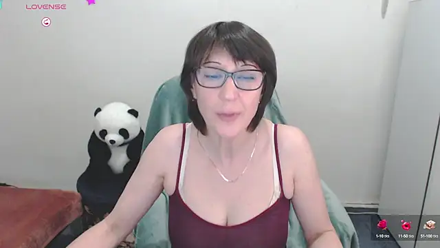 Snapshot of Ammillia chatting on December 6, 4:25 am Ammillia online show from December 6, 4:25 am