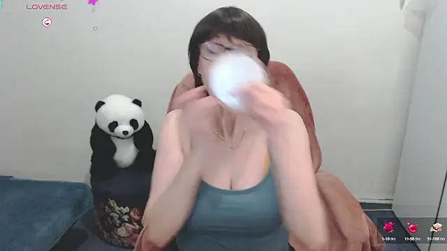 Snapshot of Ammillia chatting on December 8, 8:30 am Ammillia online show from December 8, 8:30 am