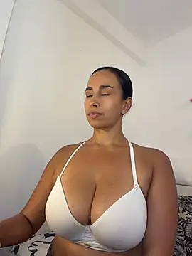Snapshot of ThaliaGomex chatting on June 22, 10:29 pm ThaliaGomex online show from June 22, 10:29 pm
