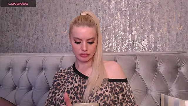 Snapshot of BlondieStar chatting on January 19, 1:21 am BlondieStar online show from January 19, 1:21 am